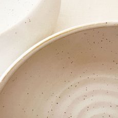 製作時の気温などにより縁などにゴールドのような色が入る場合がございますが、手作り特有の味としてお楽しみください